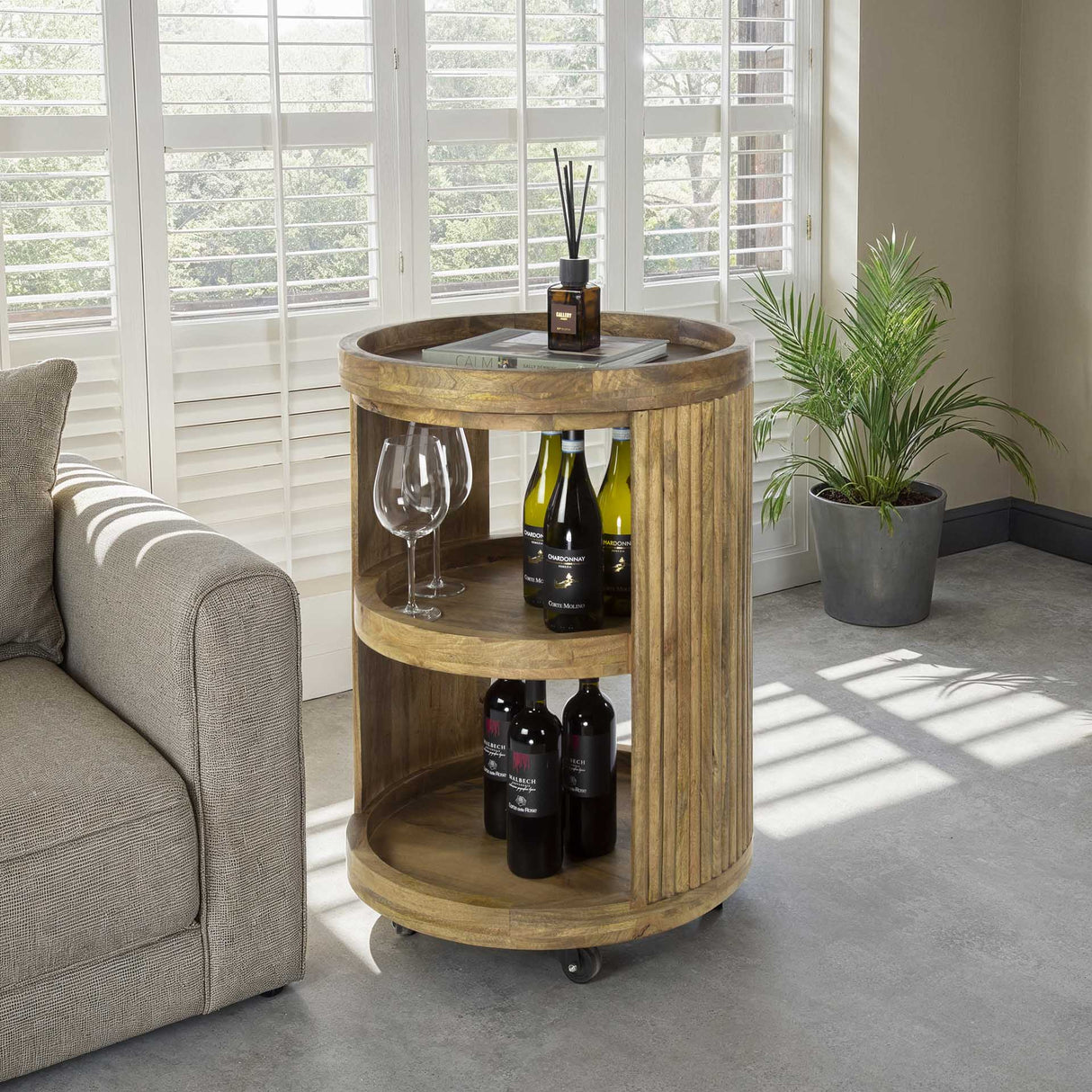 Bartrolley Mangoholz Sandfarbe auf Rädern