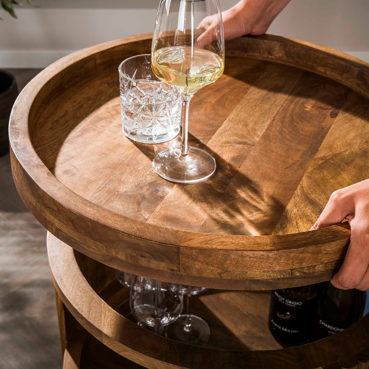 Bartrolley Mangoholz Sandfarbe auf Rädern