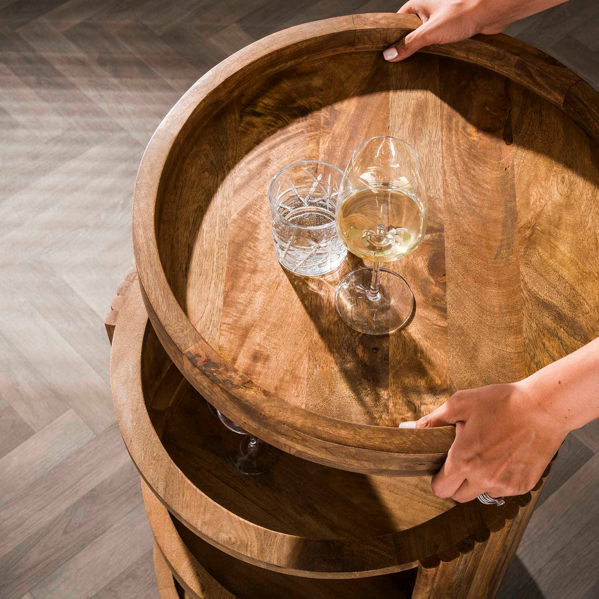 Bartrolley Mangoholz Sandfarbe auf Rädern