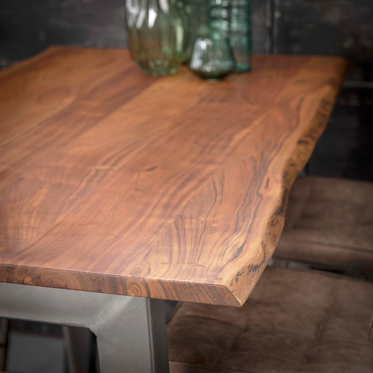 Industrielle Bartafel Aberdeen Akazienholz Baumstammform 147x80