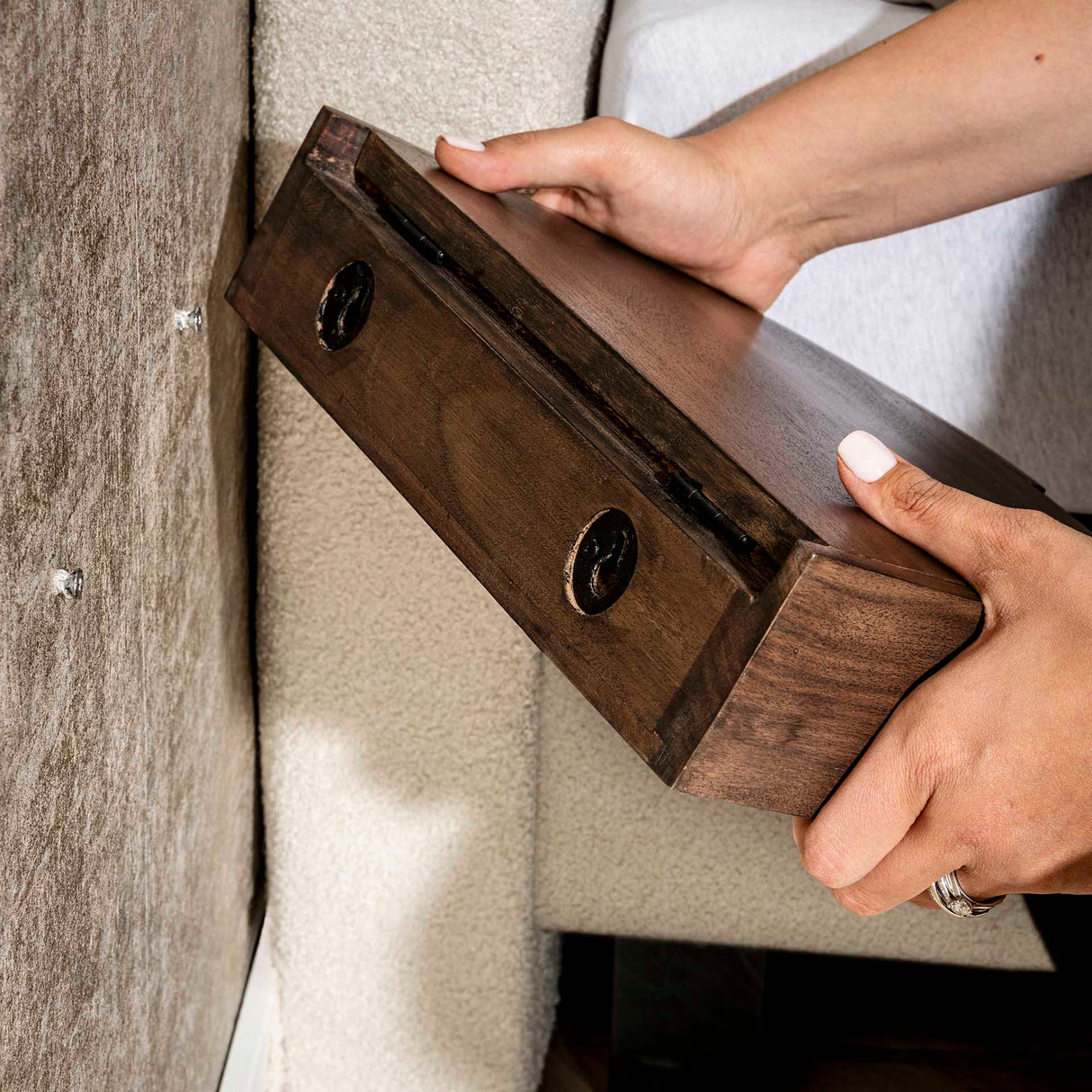 Schwebende Halbrunde Nachttische Set 2 – Akazie