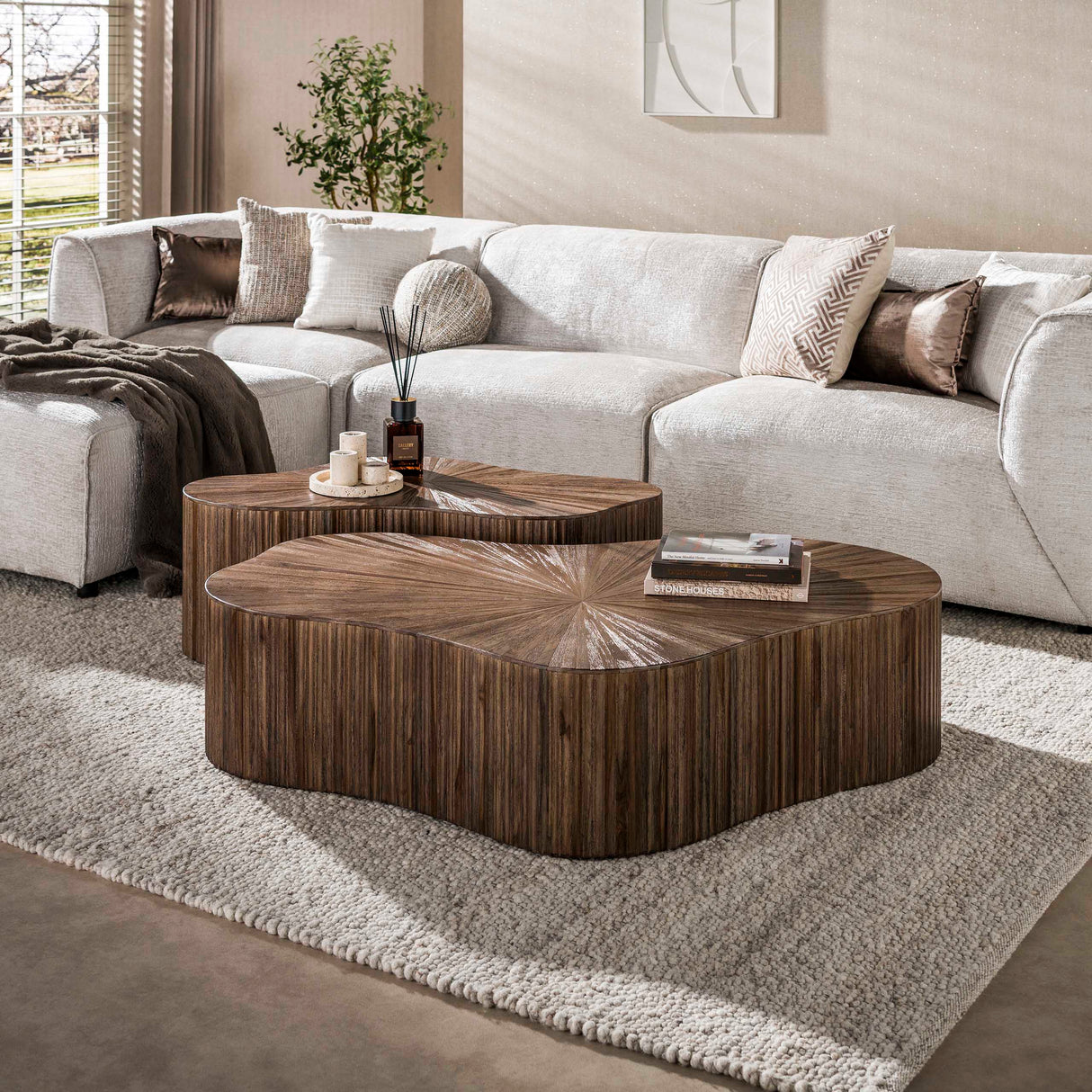 Set mit 2 Bio-Couchtischen aus dunkelbraunem Teakholz Myla