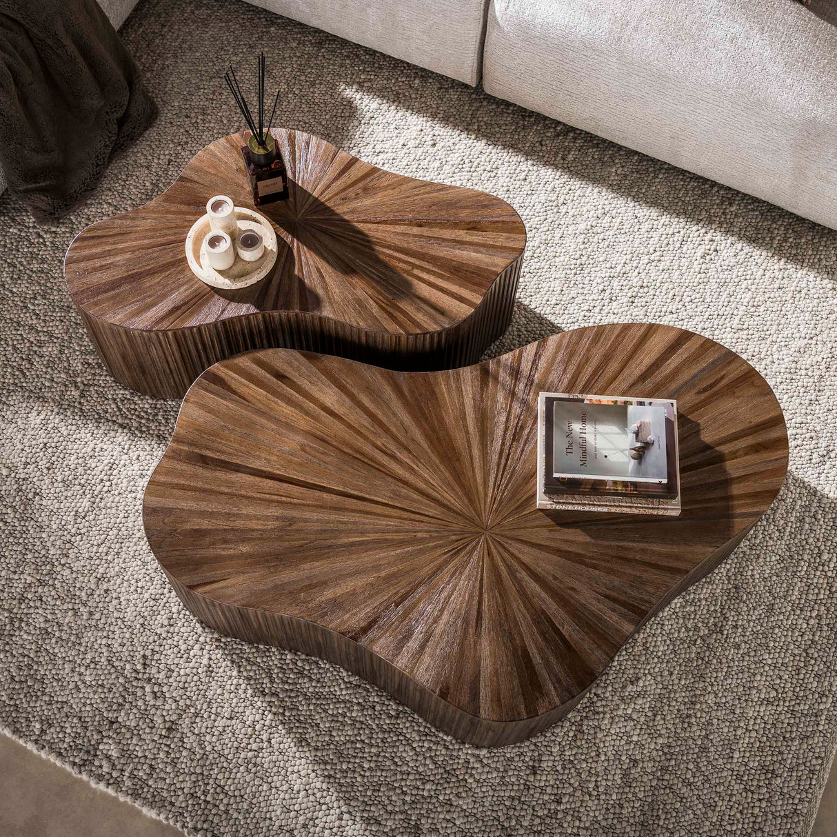 Set mit 2 Bio-Couchtischen aus dunkelbraunem Teakholz Myla