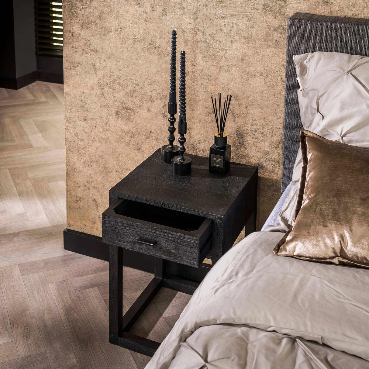 Nachttisch Davey aus schwarzem Akazienholz mit 1 Schublade