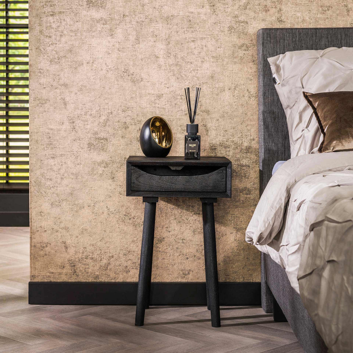 Davey Nachttisch, schwarzes Akazienholz, mit Schublade und Kerbe