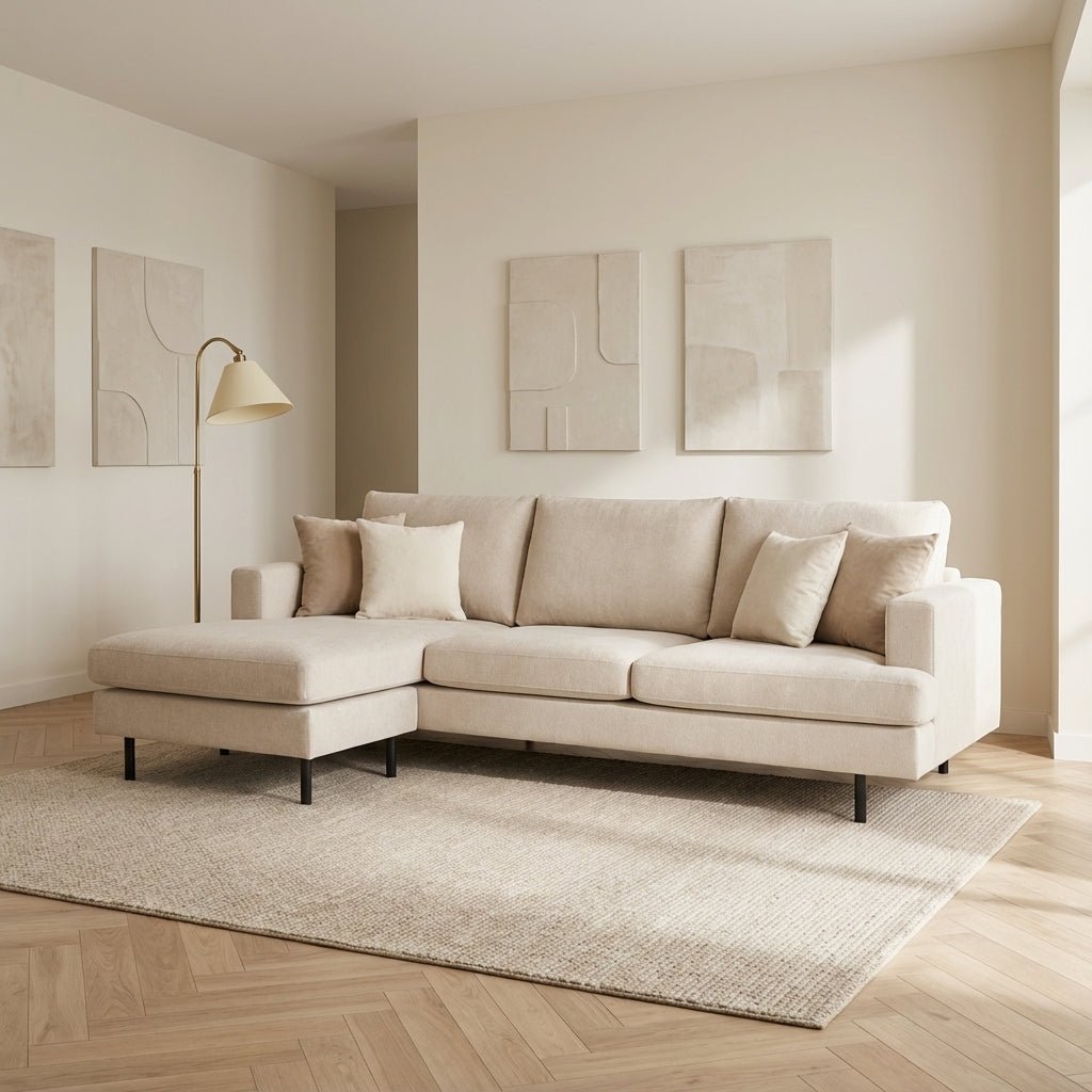 3-Sitzer-Ecksofa Chaiselongue Loren, gerippter Stoff in Beige, stimmungsvolles Foto in einem modernen Interieur