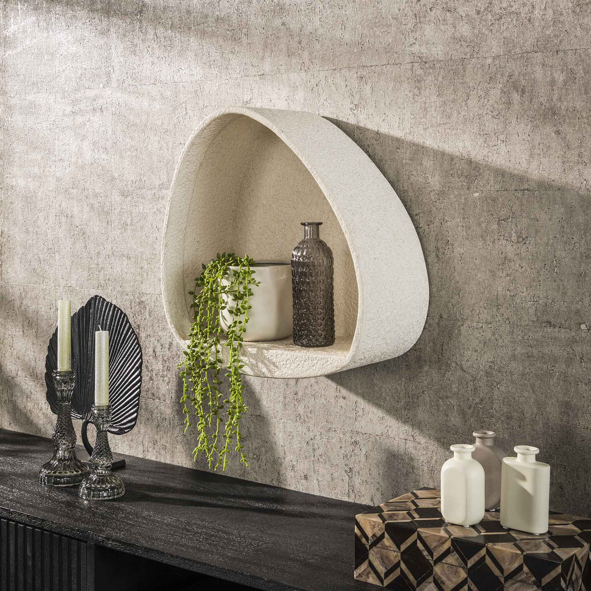 Wandregal Zaya aus dreieckigem Marmorverbundstoff