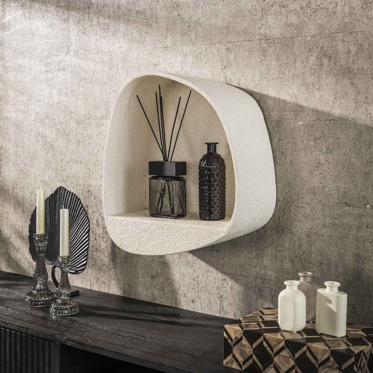 Organisches Wandregal Zaya aus Marmorverbund