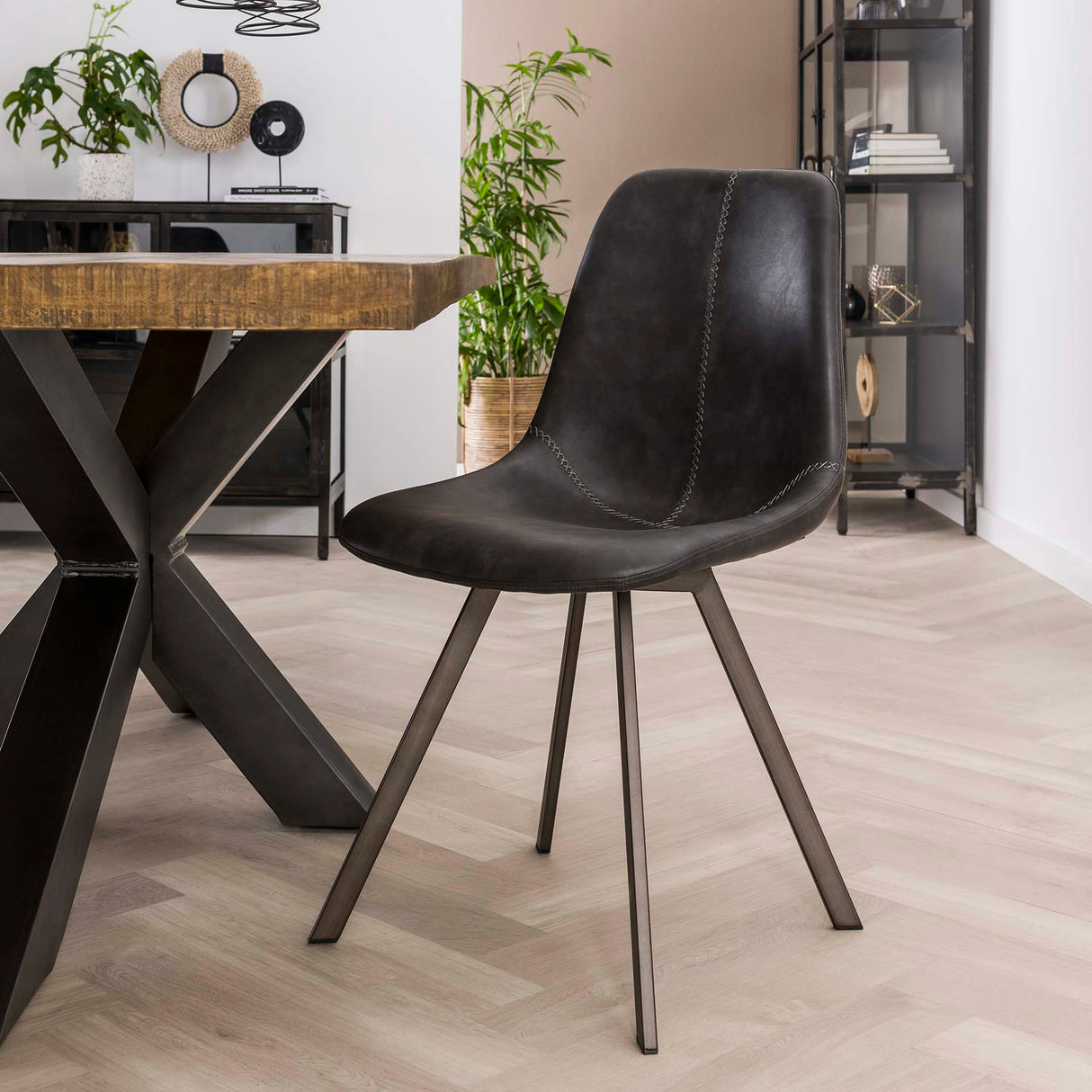 Set von 4 Esszimmerstühlen Siena Saddle PU schwarz