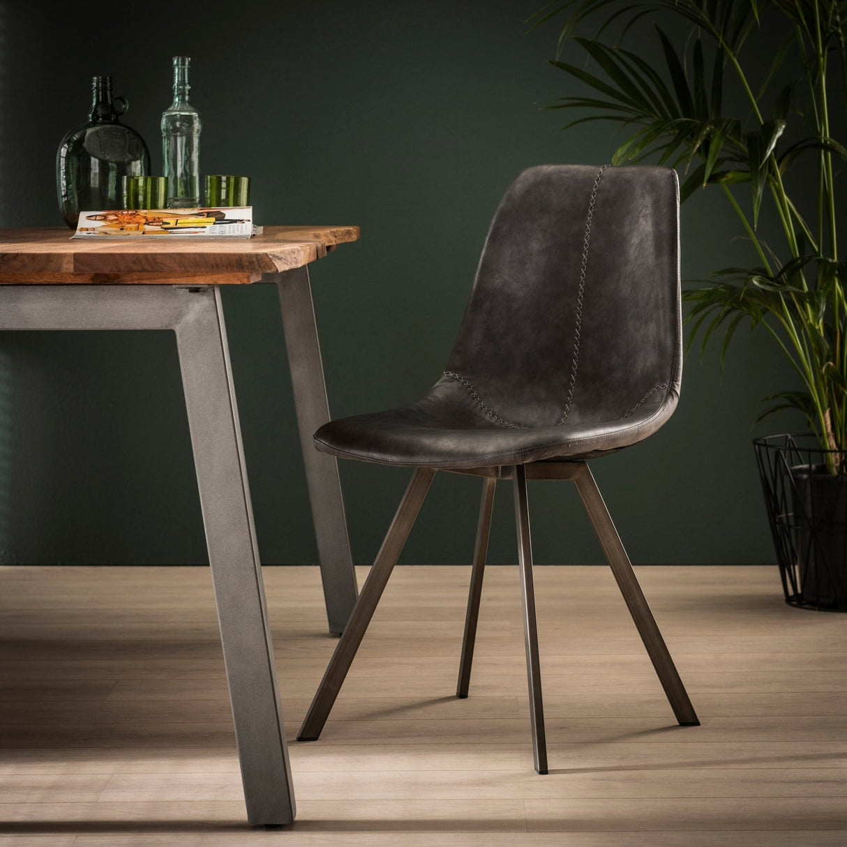 Set von 4 Esszimmerstühlen Siena Saddle PU schwarz