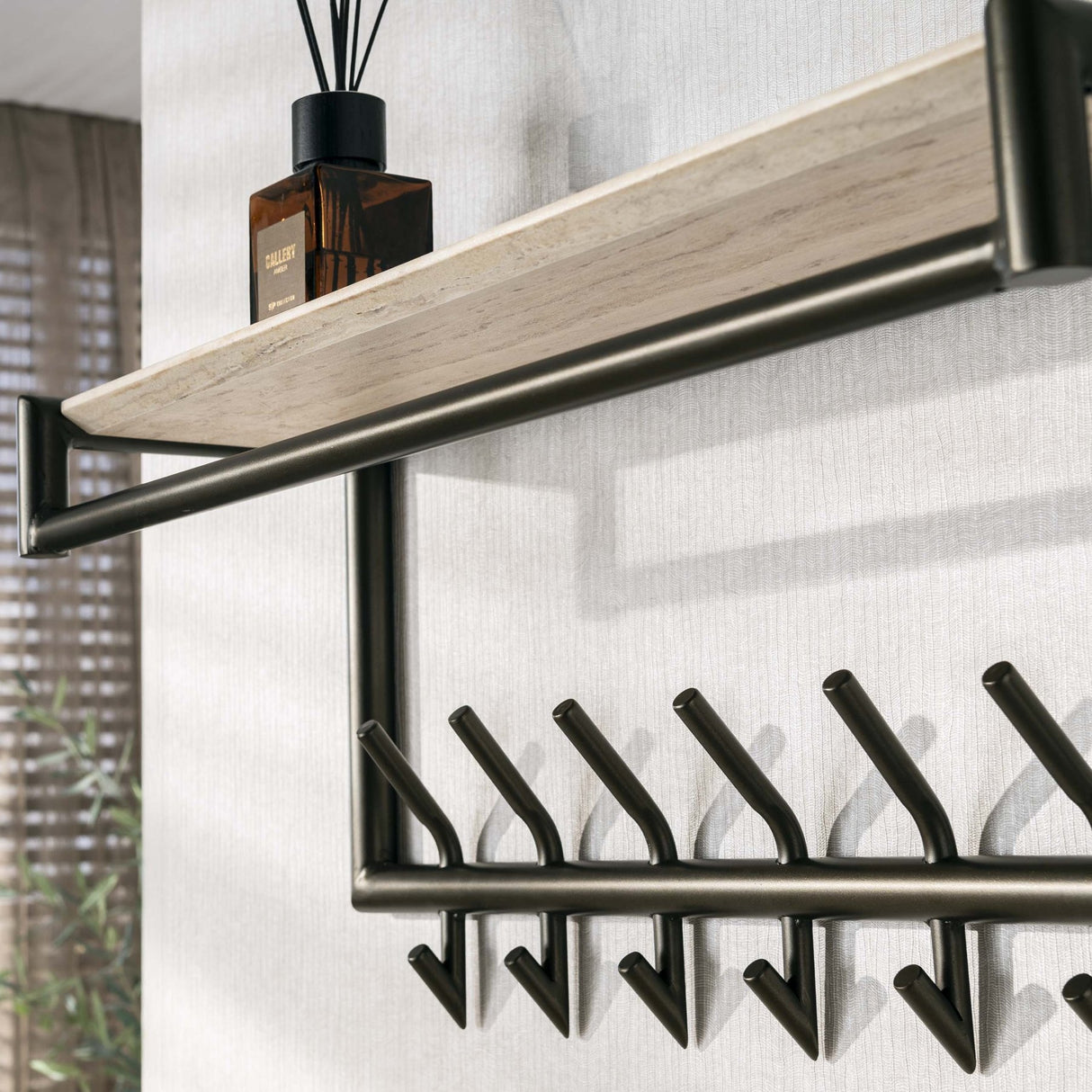 Garderobenstange Aria und Hutablage mit 2x7 Haken, Melamin Travertin