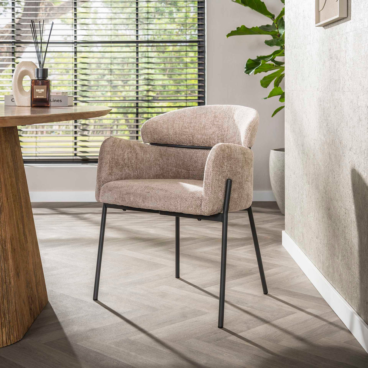 Esszimmerstuhl Lola Bouclé Stoff Sandfarbe mit rundem Rücken und Arm