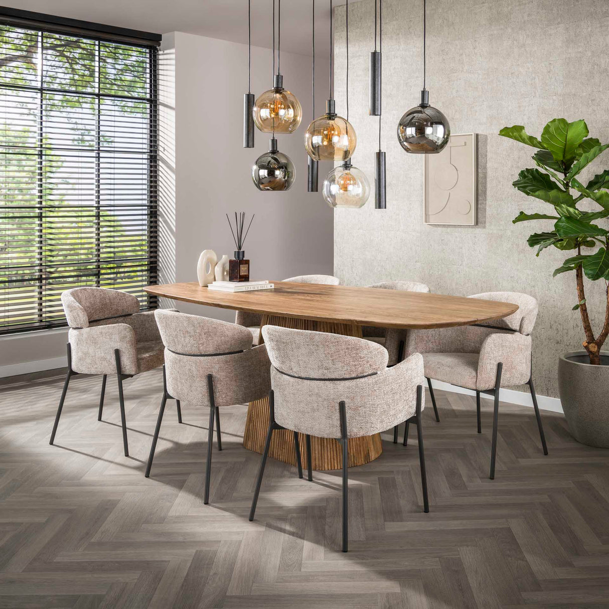 Esszimmerstuhl Lola Bouclé Stoff Sandfarbe mit rundem Rücken und Arm