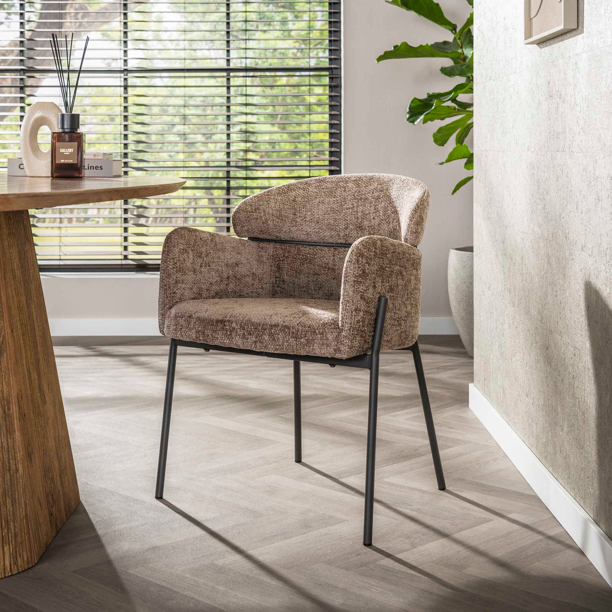 Esszimmerstuhl Lola Bouclé Stoff Champagner mit rundem Rücken und Arm