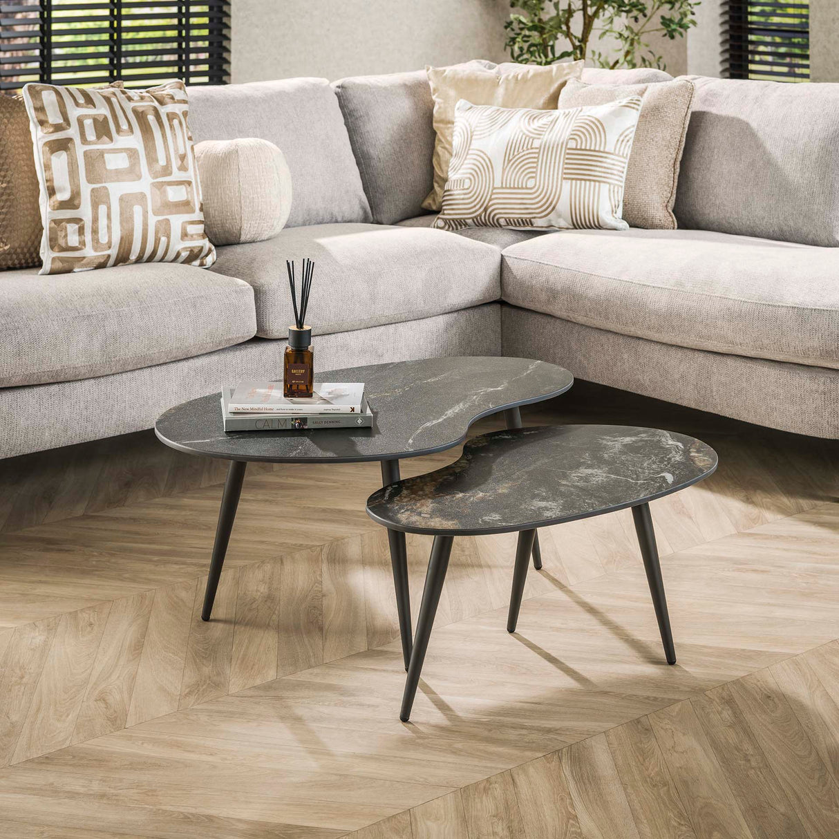 Niora Nierenförmiger Couchtisch Set aus 2 Keramik Fossil Schwarz