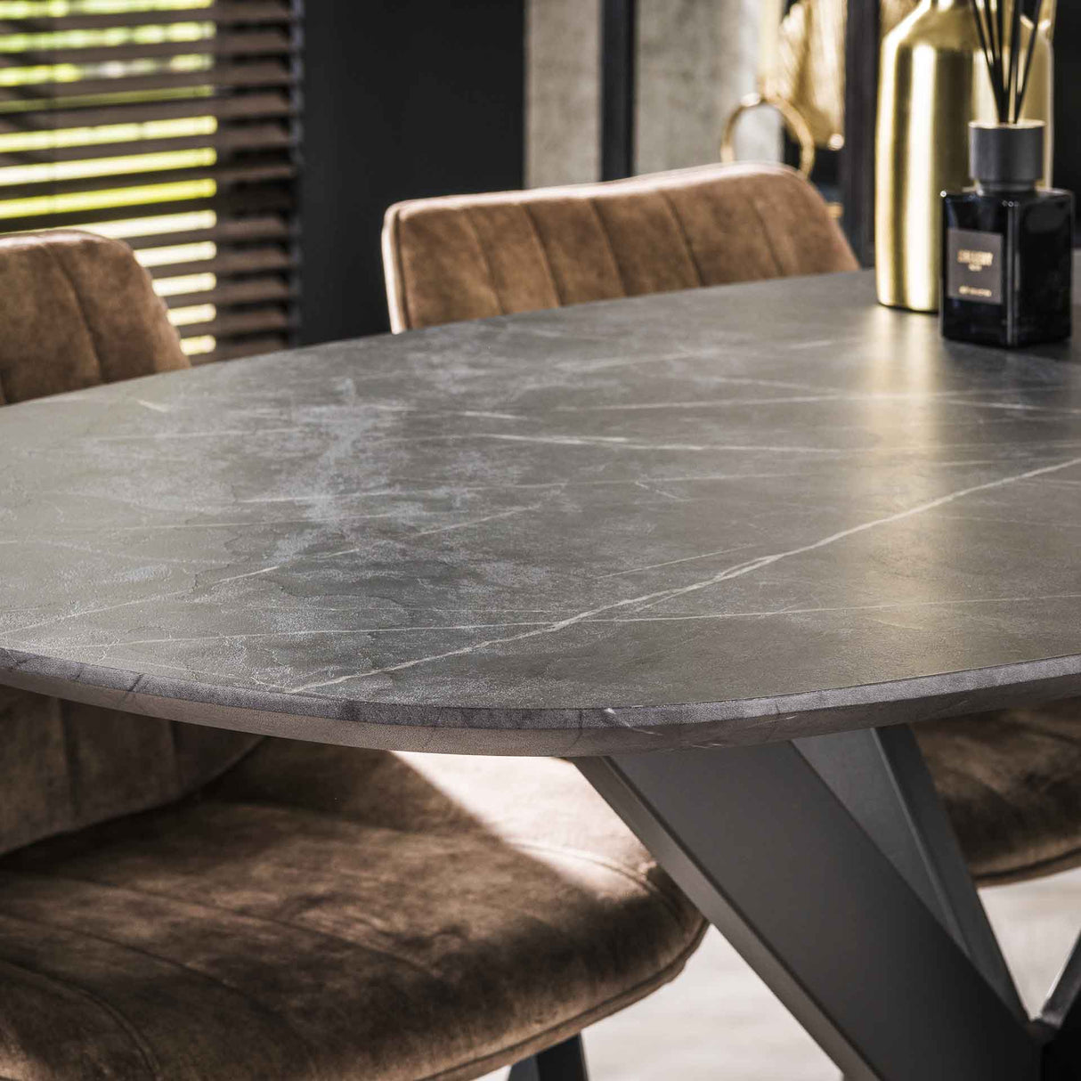 Dänischer ovaler Bartisch Iris 140x80 cm mit Spinnenbeinen Keramiklook