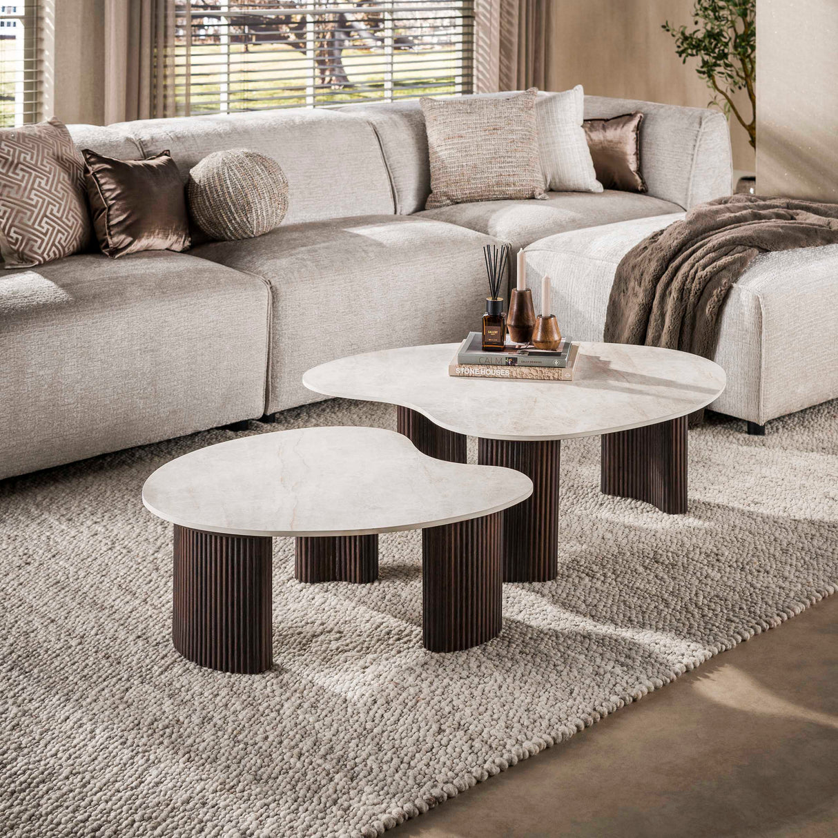 Set aus 2 Bio-Couchtischen Cruz – Keramik Taj Mahal dunkelbraun, Holzoptik gerippt