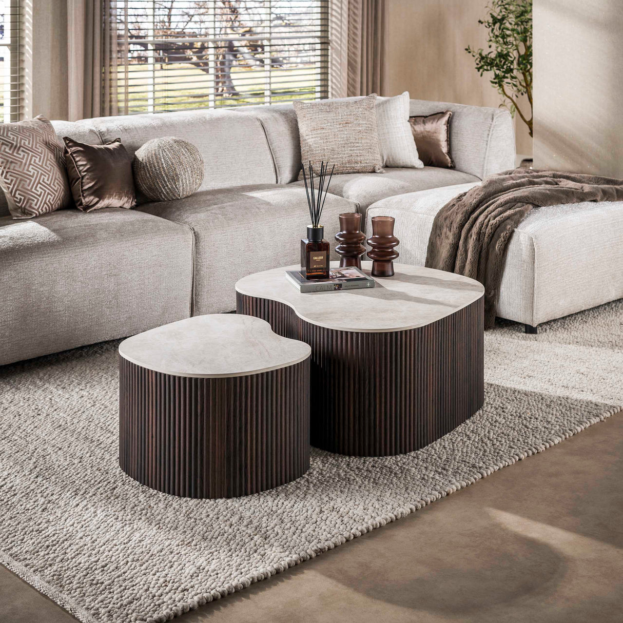 Set aus 2 Bio-Couchtischen Cruz Bold – Keramik Taj Mahal dunkelbraun, Holzoptik gerippt