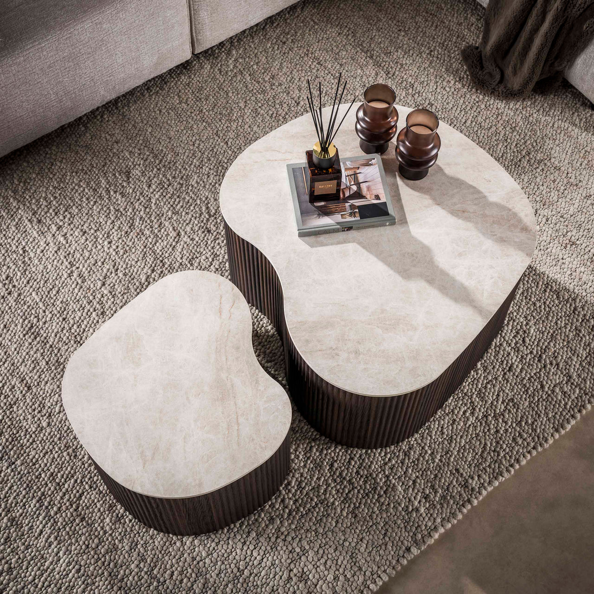 Set aus 2 Bio-Couchtischen Cruz Bold – Keramik Taj Mahal dunkelbraun, Holzoptik gerippt