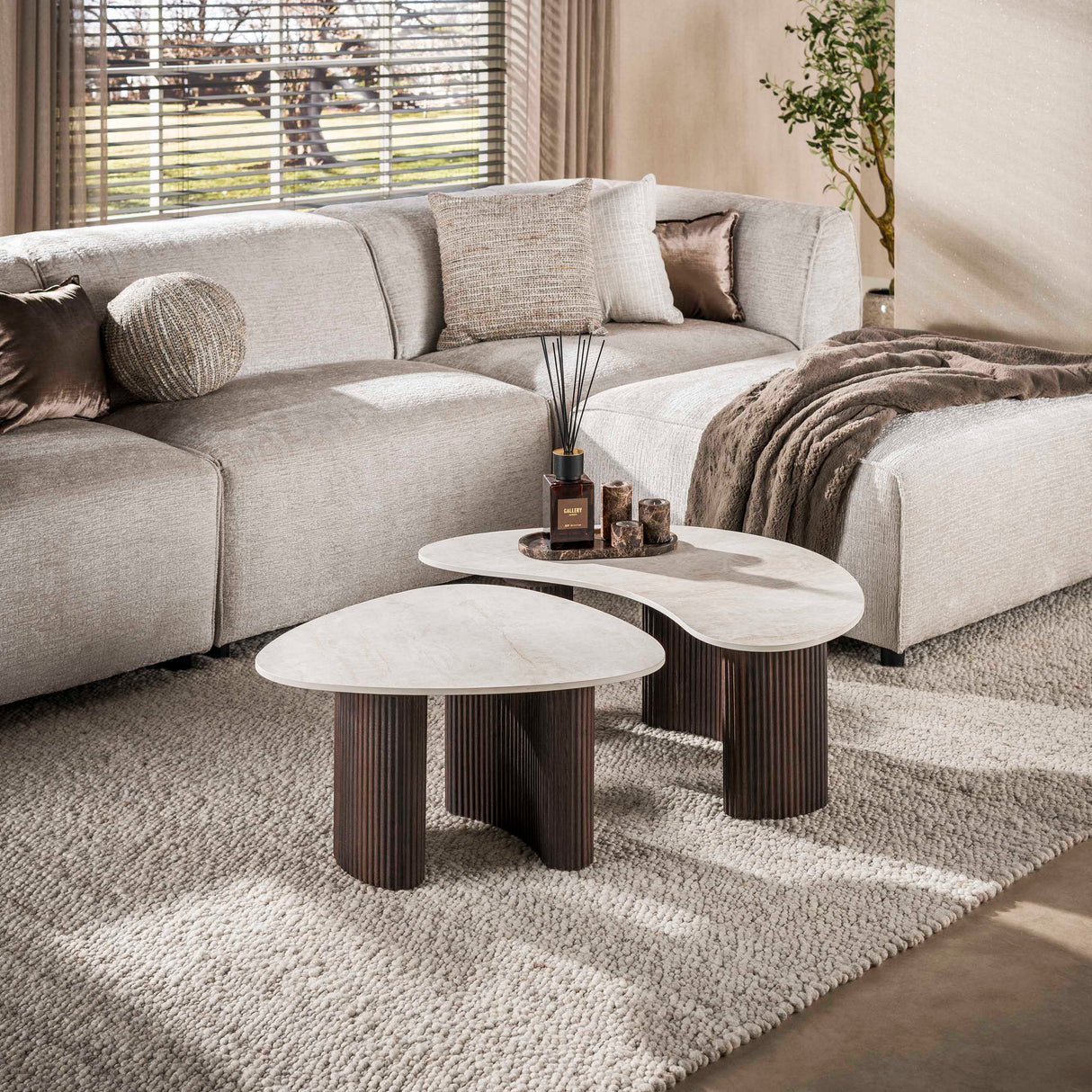 Set aus 2 Bio-Couchtischen Cruz – Taj Mahal-Keramikplatte, dunkelbraune Beine in Holzoptik