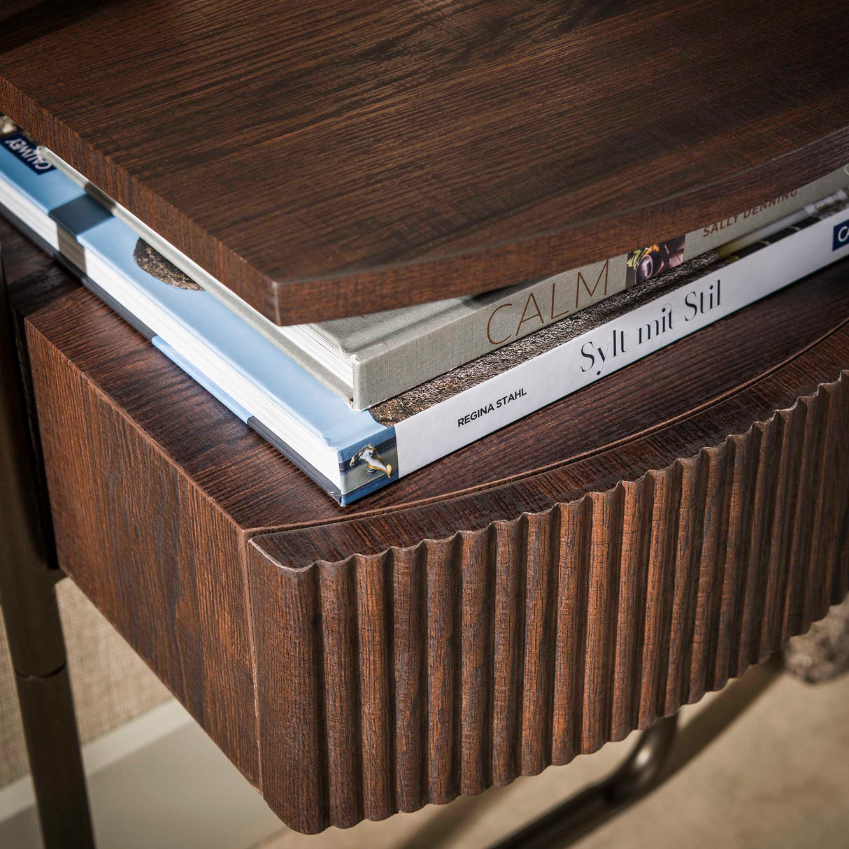 Nachtkastje met 1 lade donkerbruin hout brons frame Blaze