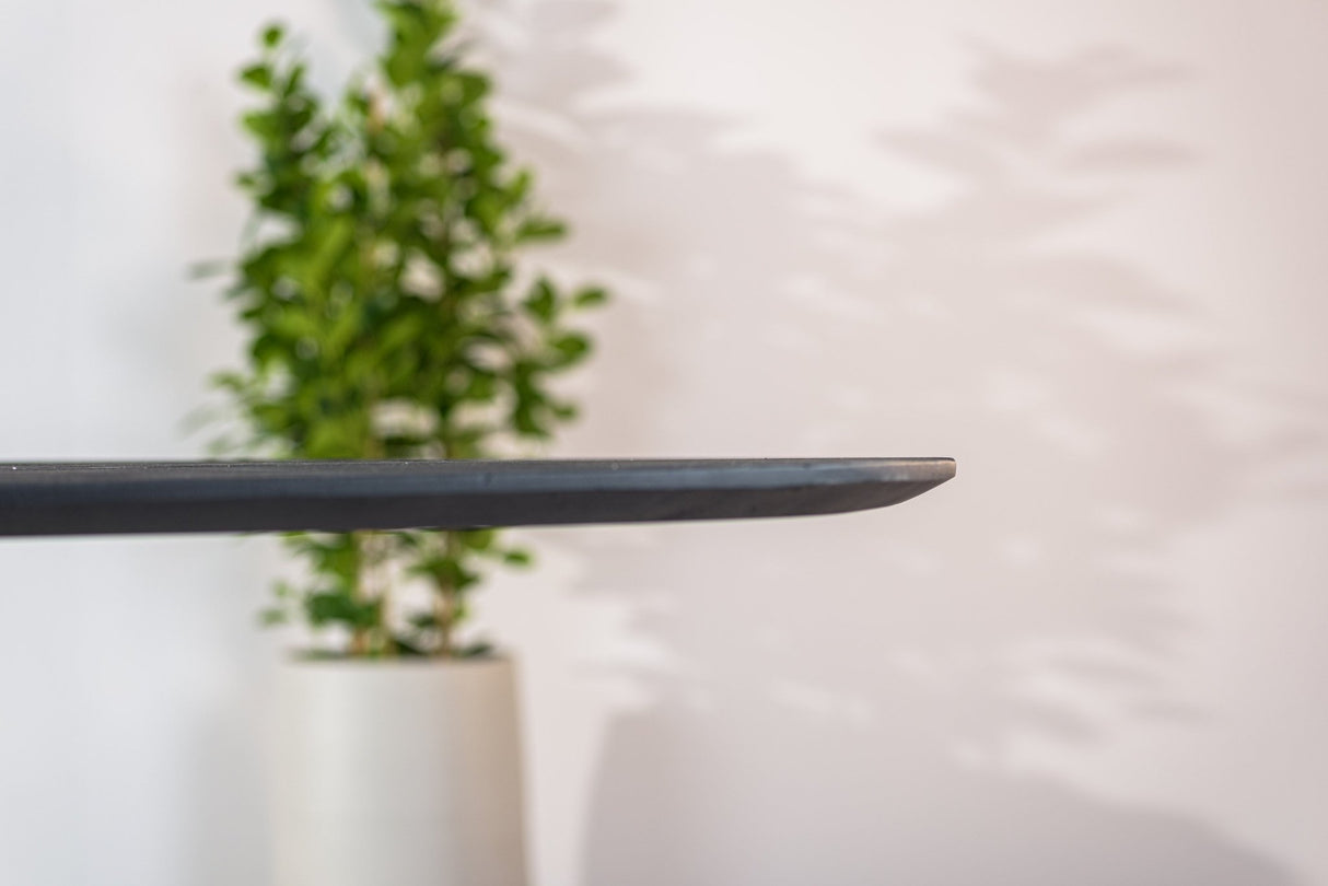 Arlo – Ovaler dänischer Esstisch aus Akazienholz in Schwarz