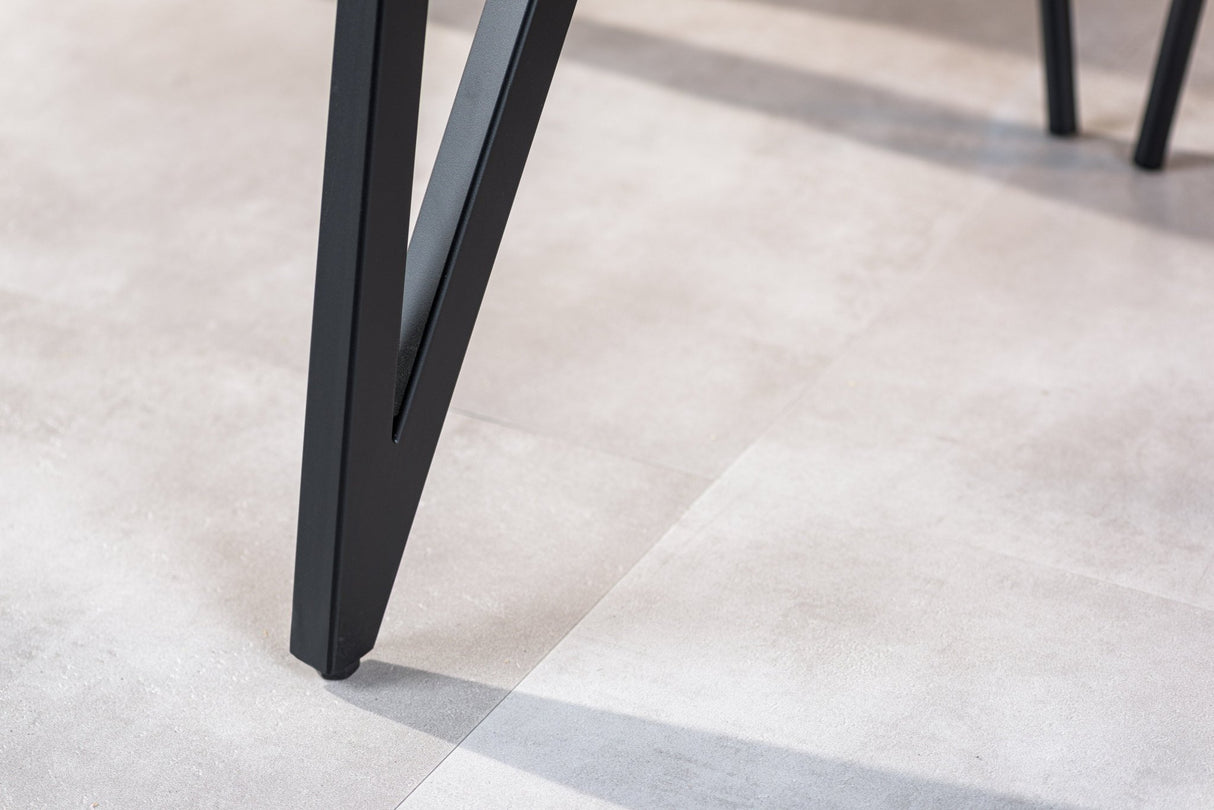 Arlo – Ovaler dänischer Esstisch aus Akazienholz in Schwarz