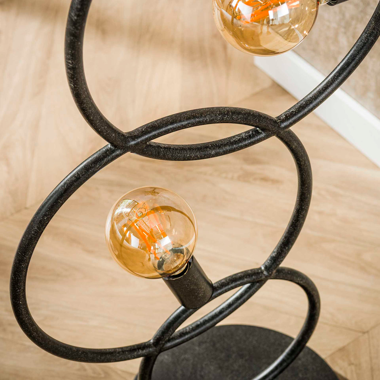 Schwarze Stehlampe 3-flammig industriell 140 cm