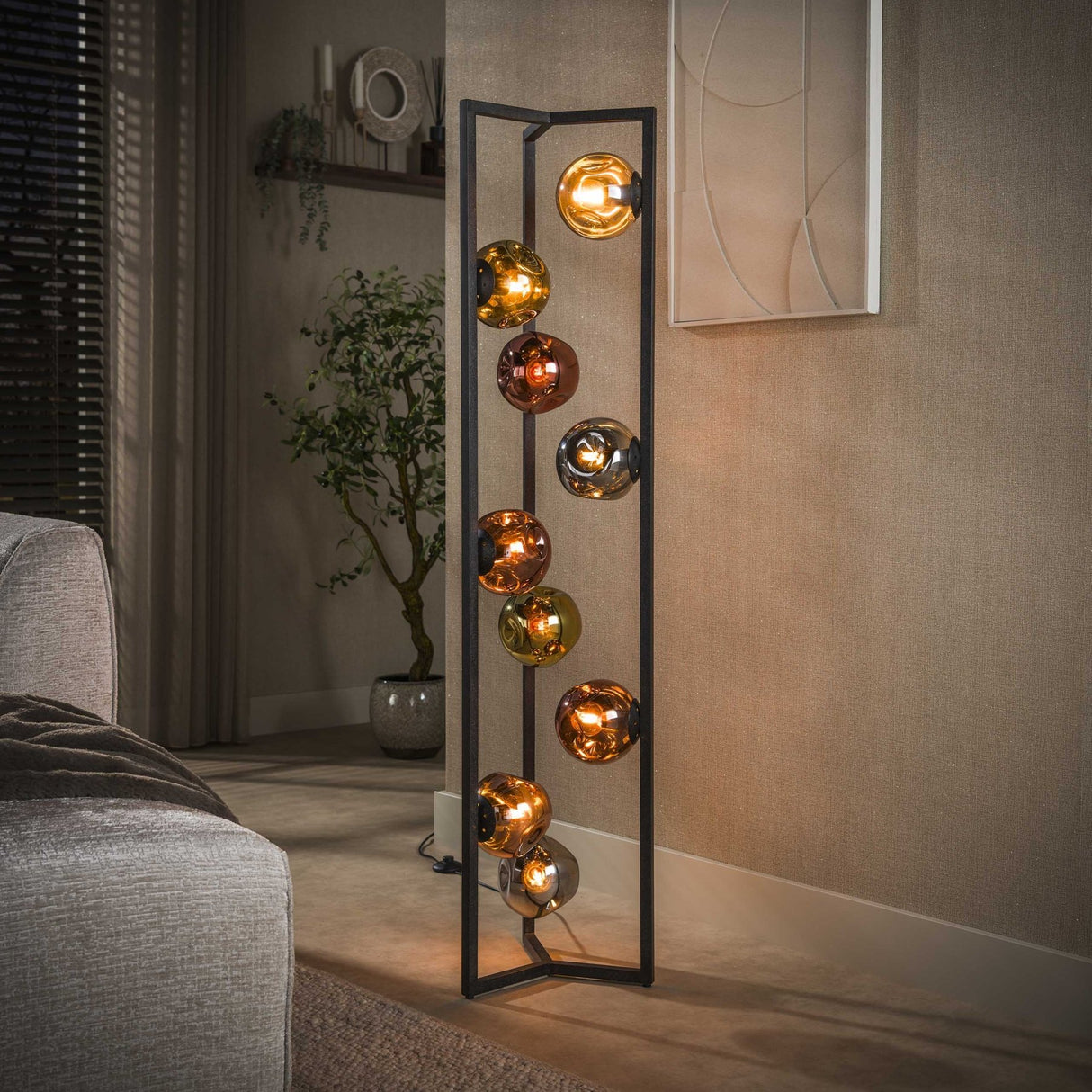 Industrielle Stehleuchte Ada, 9-flammig, farbiges Glas, Ecke