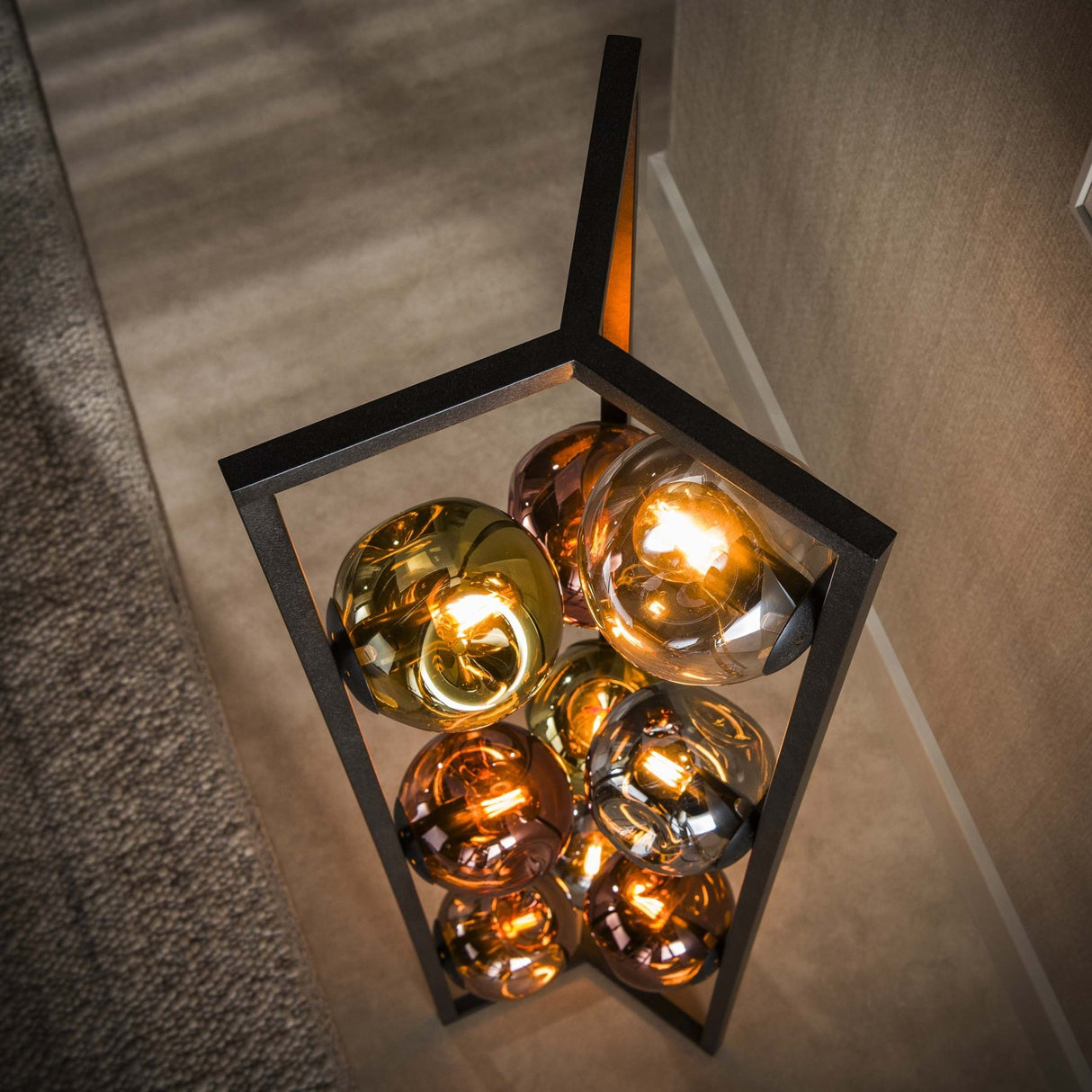 Industrielle Stehleuchte Ada, 9-flammig, farbiges Glas, Ecke