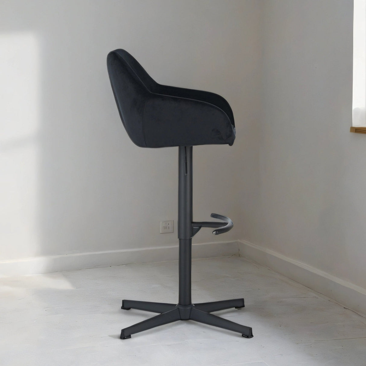 Venom Barhocker Schwarz Samt - Verstellbarer Drehbarer Barstuhl mit Armlehne