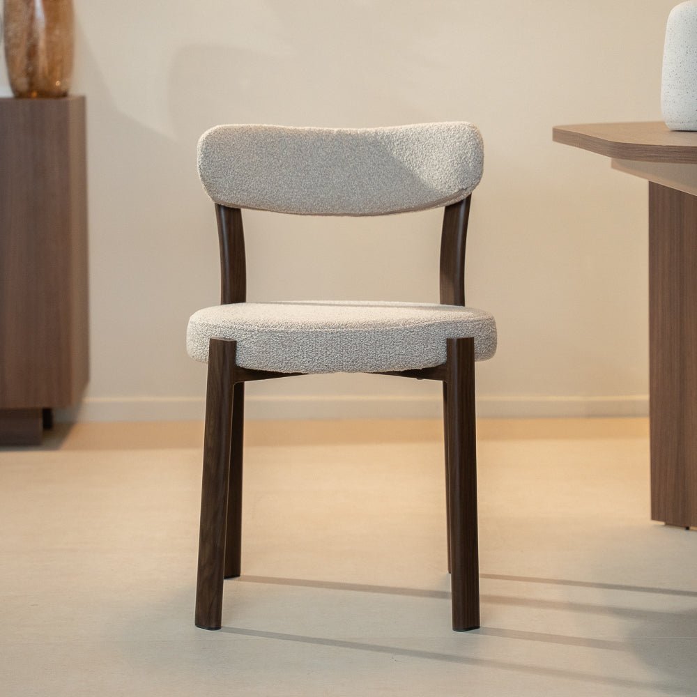 Esszimmerstühle-Esszimmerstuhl Bouclé Sandfarbe Aiko – Rahmen in Walnussoptik – Japandi-Dimehouse