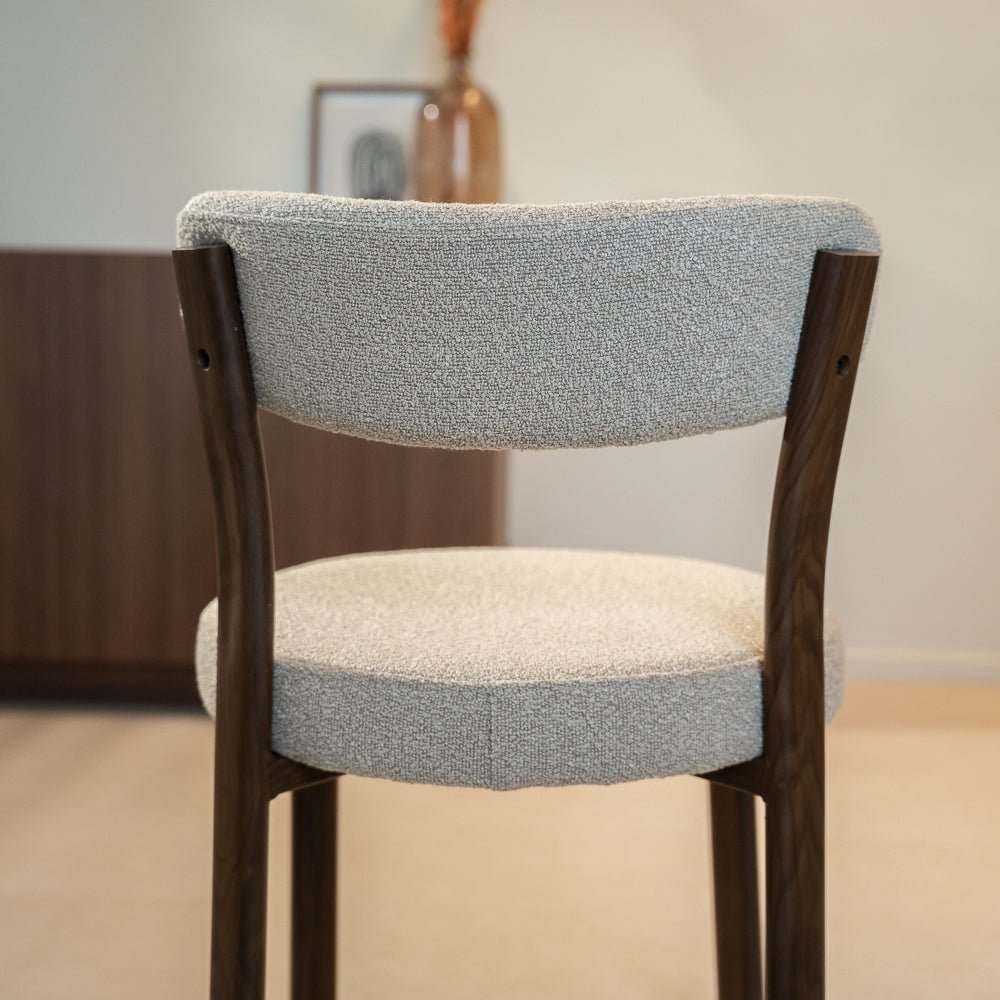 Esszimmerstühle-Esszimmerstuhl Bouclé Sandfarbe Aiko – Rahmen in Walnussoptik – Japandi-Dimehouse