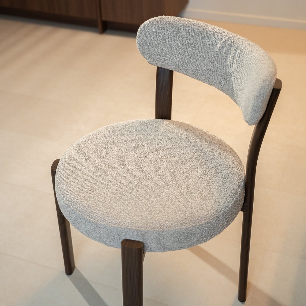 Esszimmerstühle-Esszimmerstuhl Bouclé Sandfarbe Aiko – Rahmen in Walnussoptik – Japandi-Dimehouse