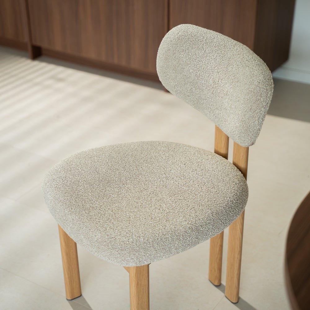 Esszimmerstühle-Japandi Esszimmerstuhl Miyo Bouclé Sandfarbe - Rahmen in Eichenoptik -Dimehouse