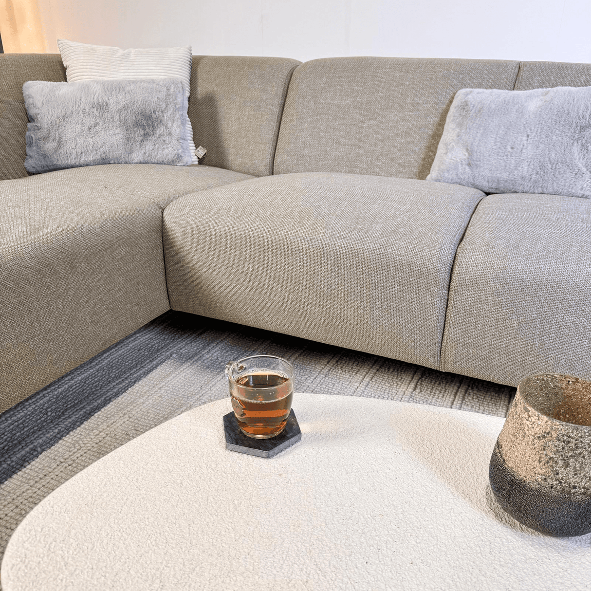 Ecksofa mit kompakter Lounge in Beige aus recyceltem Stoff Moby - links