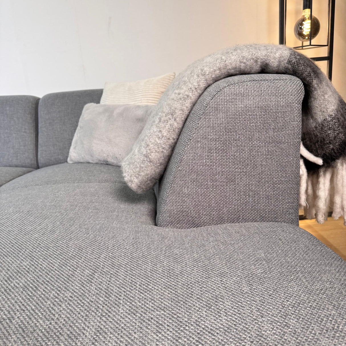 Ecksofa mit kompakter Lounge grau-blauer recycelter Stoff Moby - links