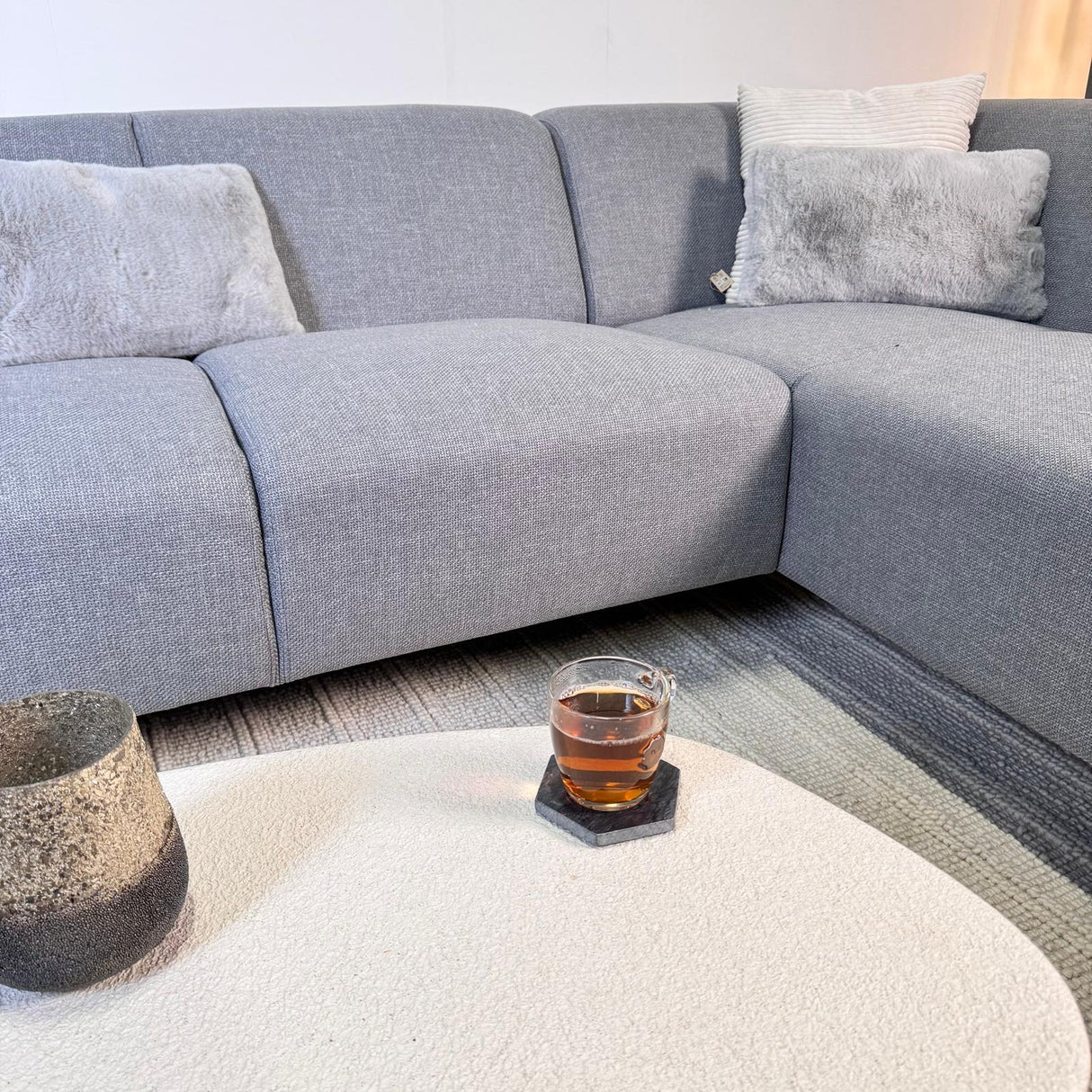 Ecksofa mit kompakter Lounge grau-blauer recycelter Stoff Moby - links