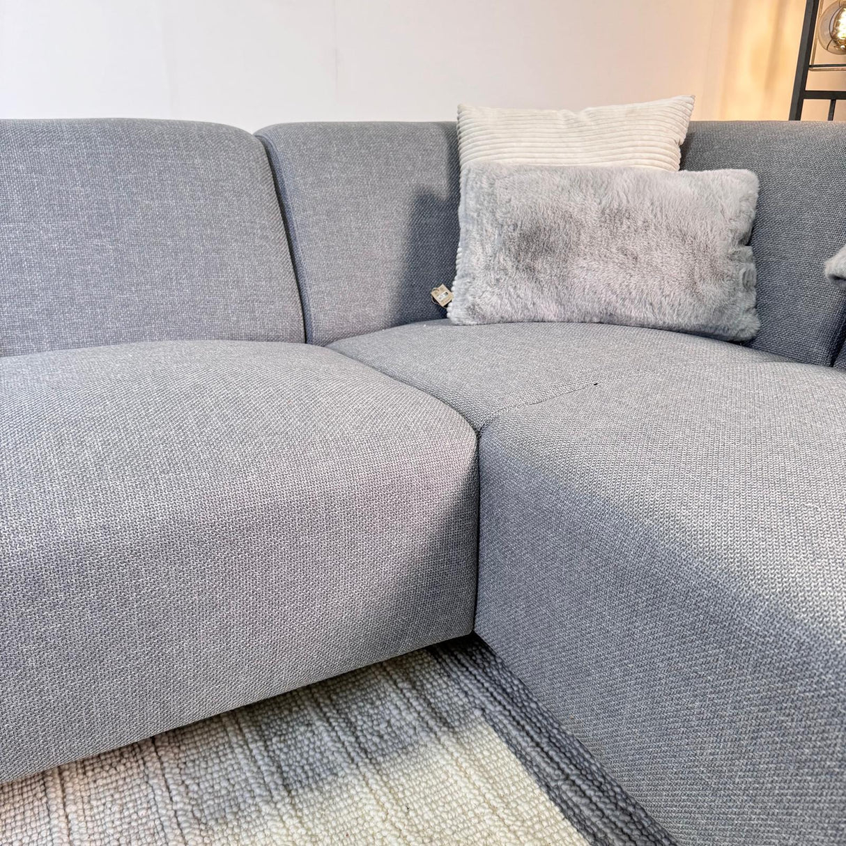 Ecksofa mit kompakter Lounge grau-blauer recycelter Stoff Moby - links
