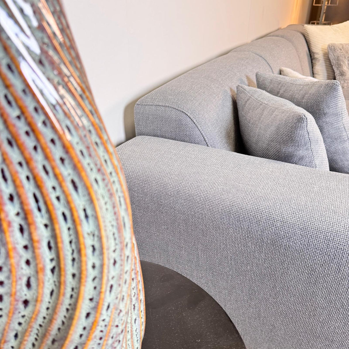 Ecksofa mit kompakter Lounge grau-blauer recycelter Stoff Moby - links