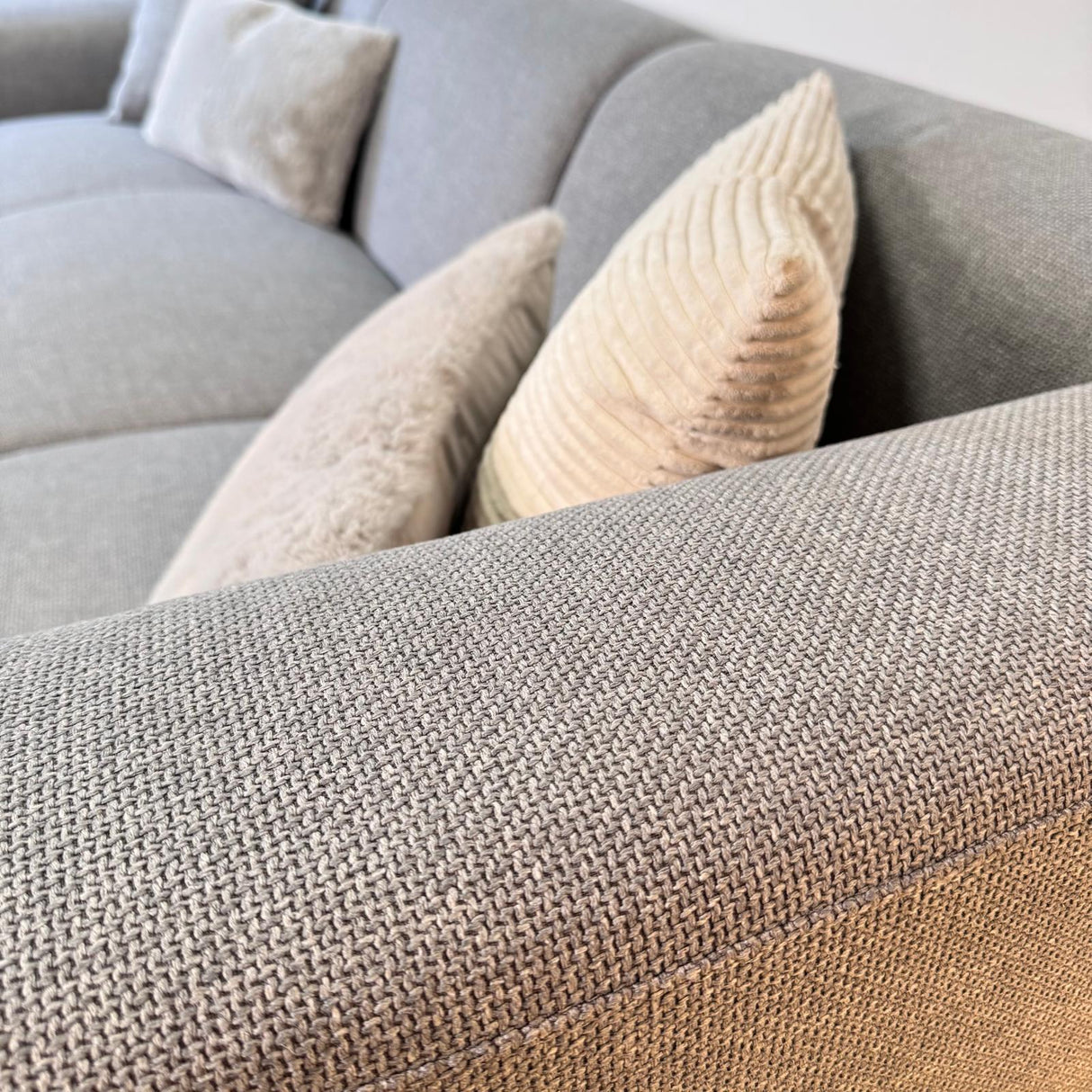 Ecksofa mit kompakter Lounge grau-blauer recycelter Stoff Moby - links