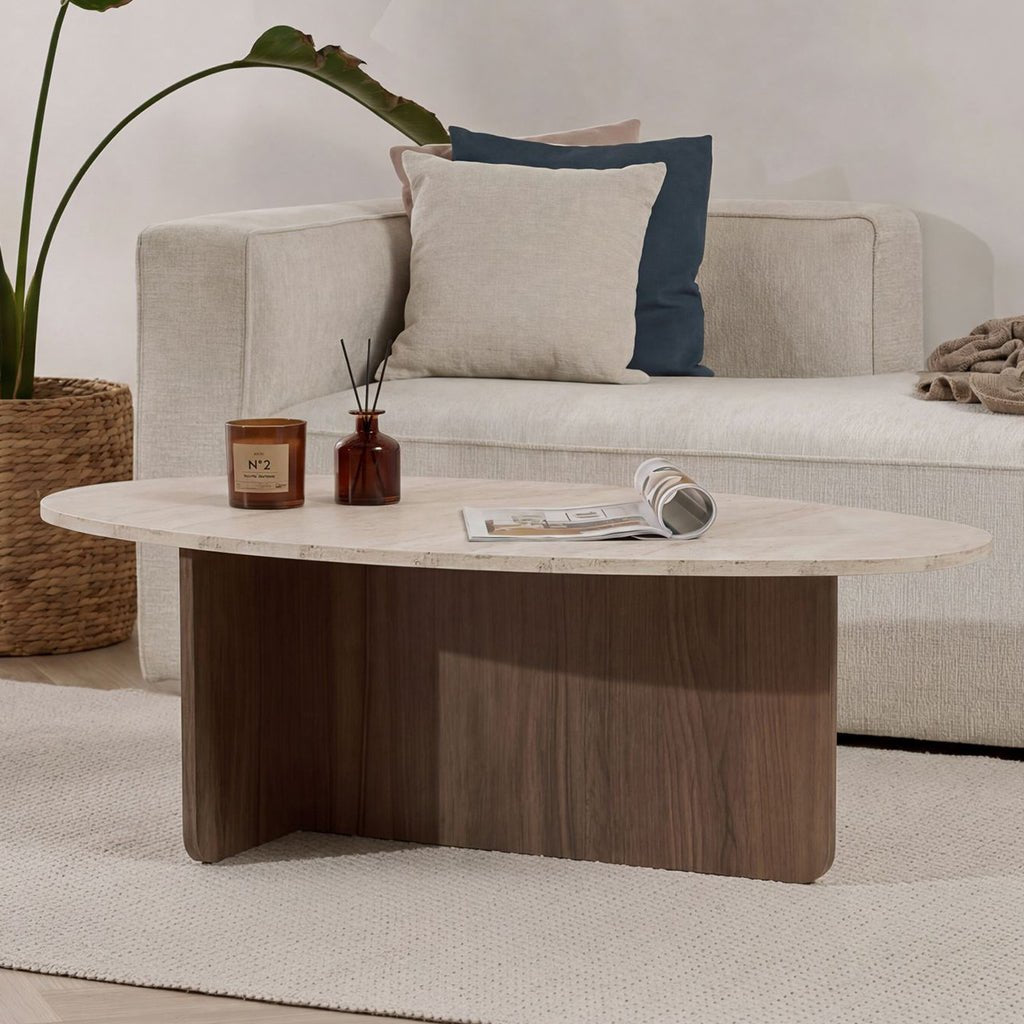 Organische kiezelvormige salontafel met een travertin-look blad en walnoot melamine onderstel. Japandi design van 120x60cm.