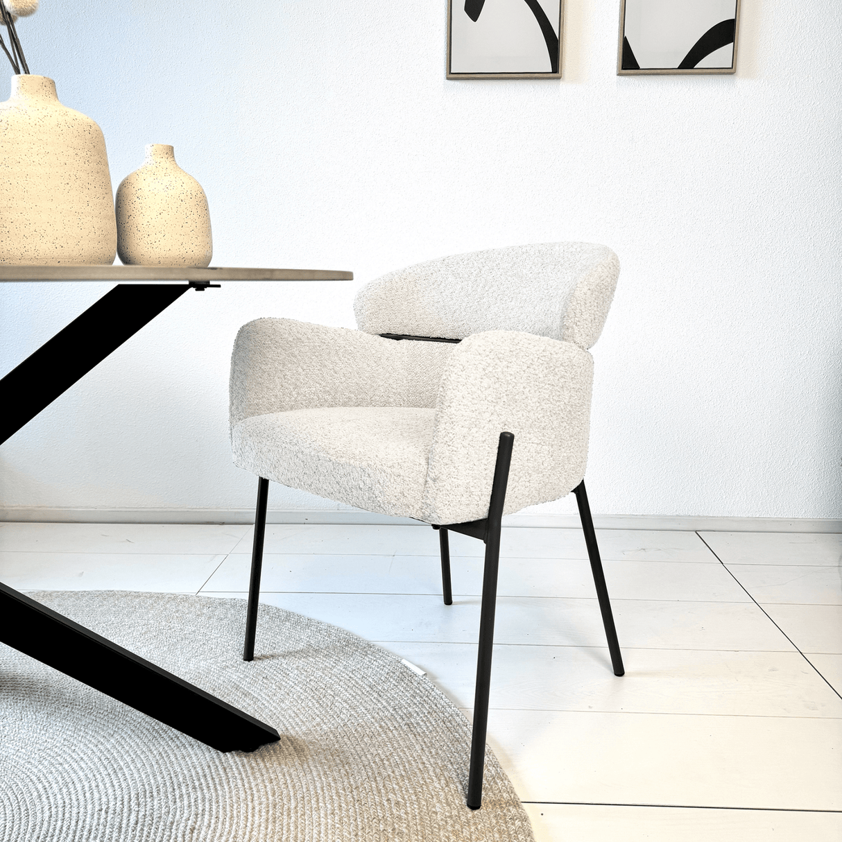 Esszimmerstuhl Lola Bouclé Stoff Cremeweiß mit rundem Rücken und Arm