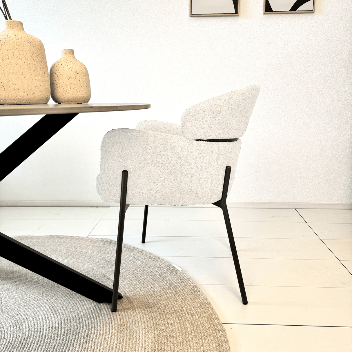 Esszimmerstuhl Lola Bouclé Stoff Cremeweiß mit rundem Rücken und Arm