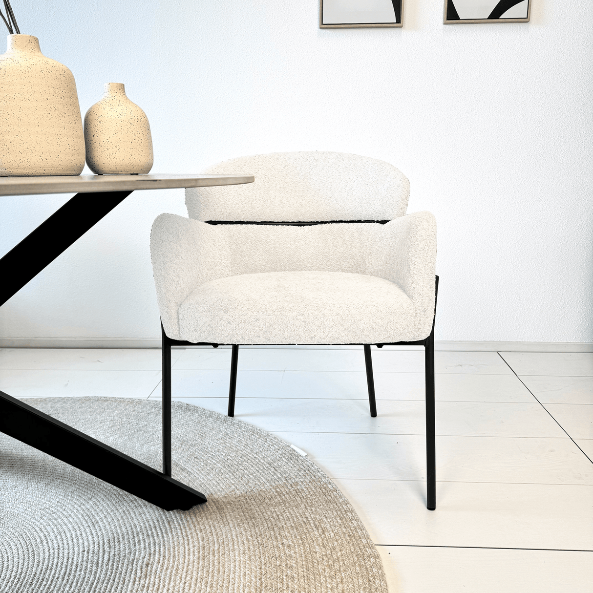 Esszimmerstuhl Lola Bouclé Stoff Cremeweiß mit rundem Rücken und Arm