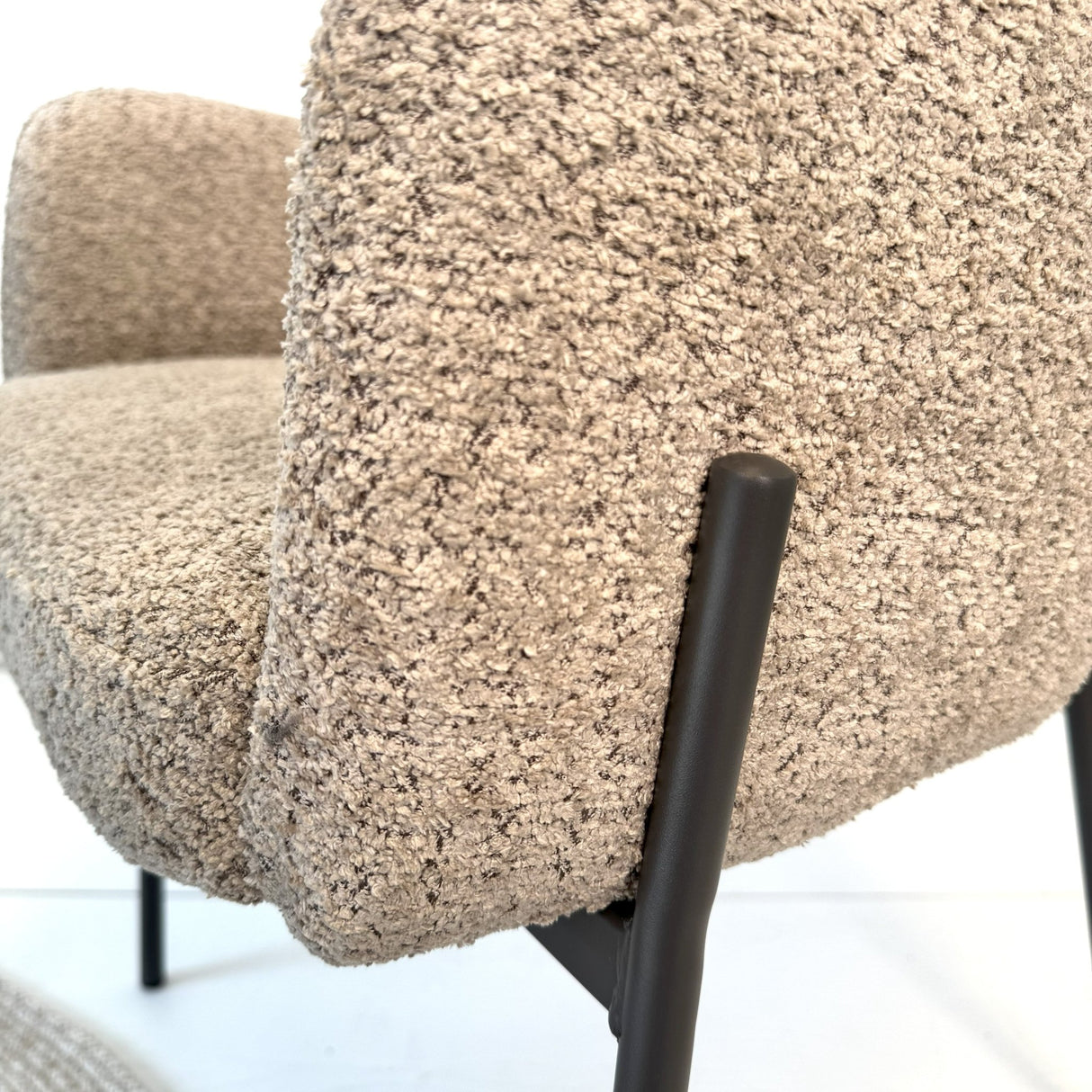 Esszimmerstuhl Lola Bouclé Stoff Beige mit rundem Rücken und Arm