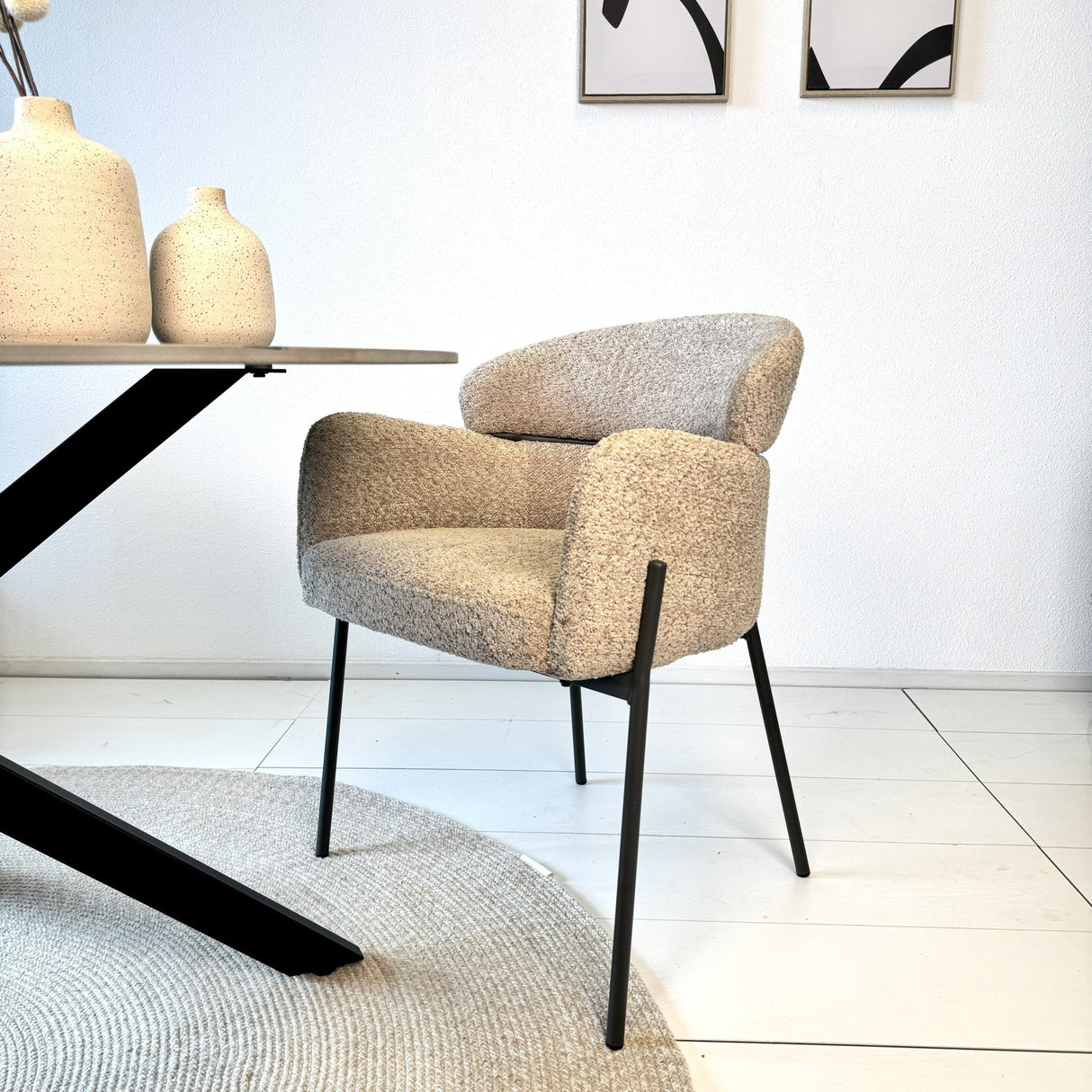 Esszimmerstuhl Lola Bouclé Stoff Beige mit rundem Rücken und Arm