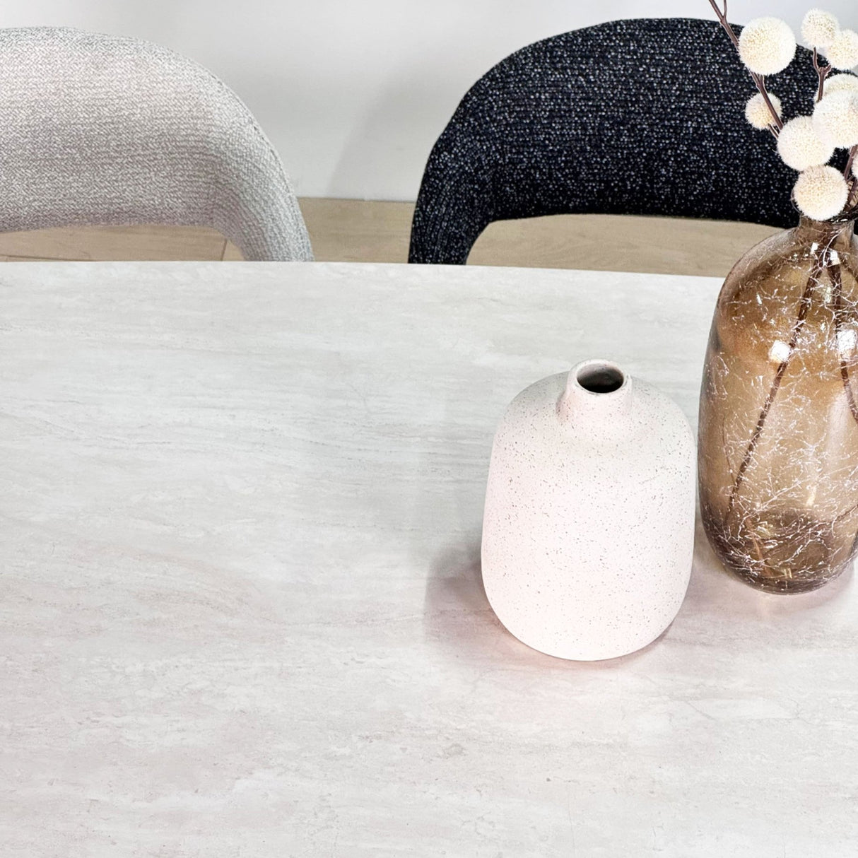 Komplettes Möbelset: Lea Esstisch Sintered Stone Marmorlook Travertin - Walnussrahmen + 4x Lisa Esszimmerstühle Bouclé Grau