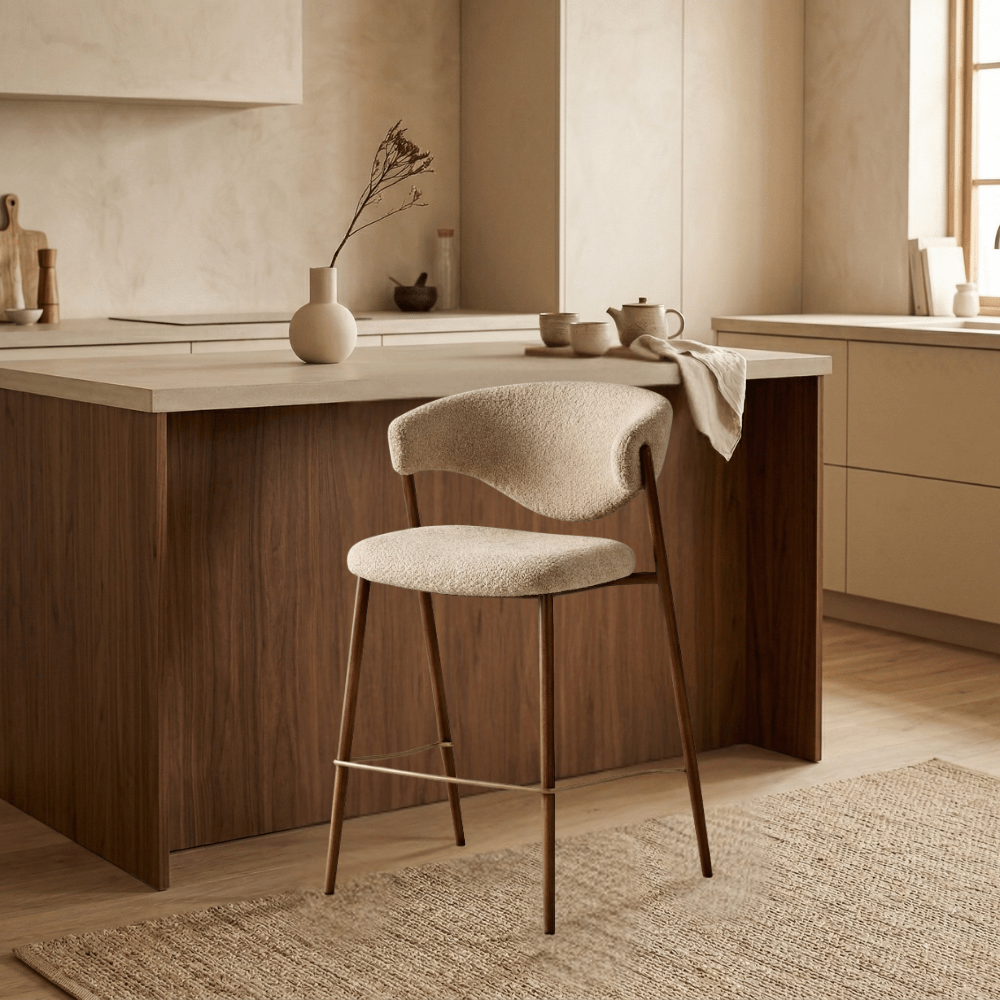 Barstuhl in Bouclé-Sandfarbe Kaito – Gestell in Walnussoptik – Japandi