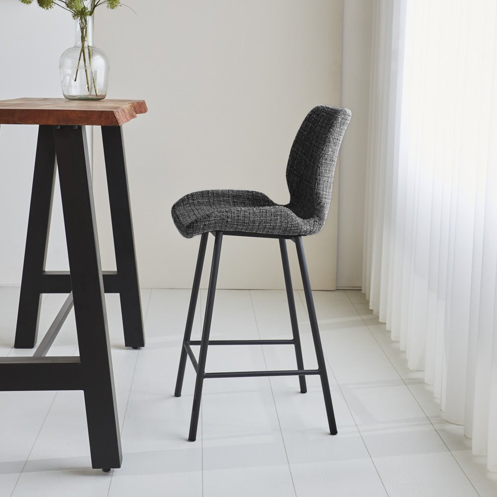 Barhocker Beau Chenille Dimehouse Dunkelgrau LxBxH 82x54x52 Stoff Stimmungsvolle Foto-Seitenansicht